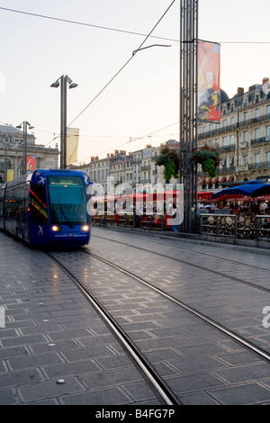 Un tramway circule le long de la Place de la Comédie à Montpellier, dans le sud de la France. Banque D'Images