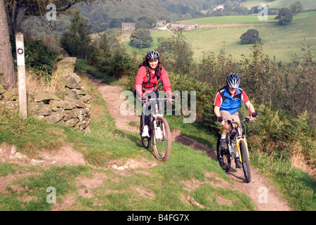 Randonnée cycliste Le Hayfield Parc national de Peak District Derbyshire England UK GO Banque D'Images