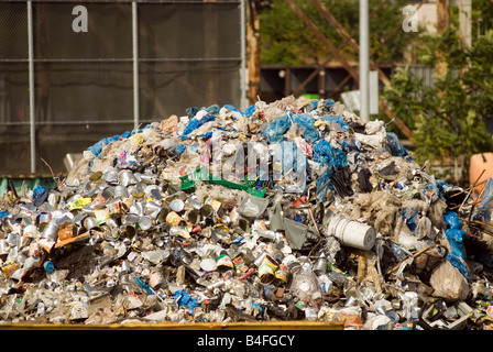 Des canettes et d'autres groupes en attente de tri dans une usine de recyclage le long de Newtown Creek Banque D'Images