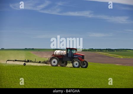 La pulvérisation des récoltes par tracteur agriculteur près de la ville de Rockglen, sud de la Saskatchewan, Canada Banque D'Images