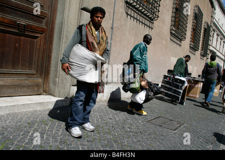 Les immigrants à la vente de marchandises par le Vatican à Rome Banque D'Images