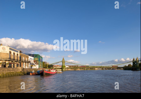 Riverside pubs et maisons donnant sur la rivière Thames, London Hammersmith W6 United Kingdom Banque D'Images