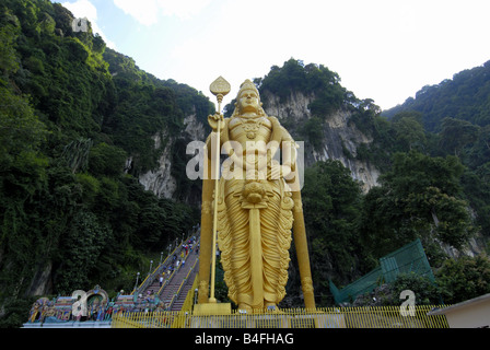 L'IDOLE DE SUBRAMANYA ÉNORME À L'entrée des grottes de Batu À KUALA LUMPUR, MALAISIE Banque D'Images