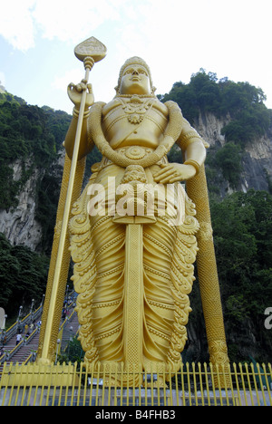 L'IDOLE DE SUBRAMANYA ÉNORME À L'entrée des grottes de Batu À KUALA LUMPUR, MALAISIE Banque D'Images