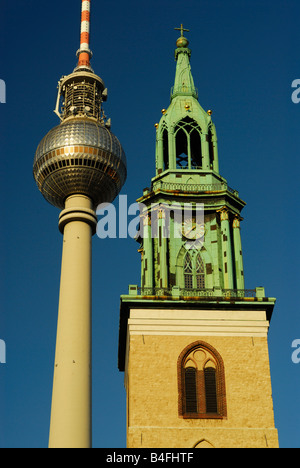 Fernsehturm Berlin 'Tour de télévision' et 'St Marienkirche. Mary's Church", Berlin, Allemagne Banque D'Images