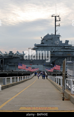 Un groupe touristique quitte le U.S.S. Yorktown, un ancien porte-avions ancré dans le port de Charleston à Charleston, Caroline du Sud Banque D'Images