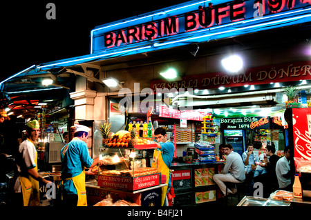 La Place Taksim Istanbul Istiklal Caddesi Beyoglu shopping street trimestre snack-bar bistro restaurant dîner Banque D'Images