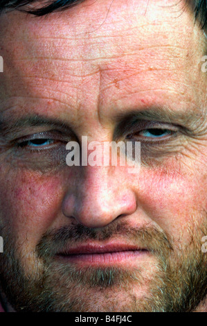 Portrait d'un homme âgé de 46 ans droguée & somnolent Banque D'Images