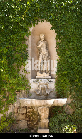 Giardino Giusti gardens Verona, Italie, statue romaine dans une alcôve près de l'entrée. Banque D'Images