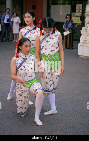 Les danseurs de rue chinois dans le quartier chinois de Vancouver Vancouver, Colombie-Britannique, Canada. Banque D'Images