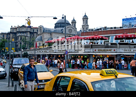 La Place Taksim Istanbul Istiklal Caddesi Beyoglu shopping street trimestre taxi Banque D'Images