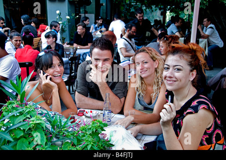 Les étudiants de l'université de Galatasaray Istanbul Cukurcuma trimestre près de la rue commerçante Istiklal Caddesi Beyoglu terrasse bar bistro cafe Banque D'Images