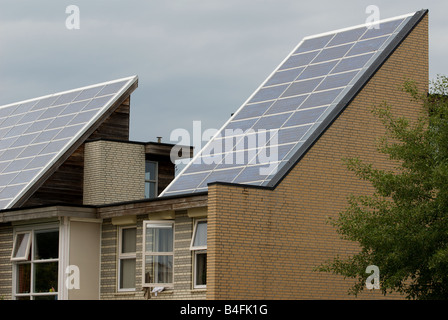 Panneaux solaires Shell mise sous tension des maisons sur le plus grand ensemble immobilier à énergie solaire, Nieuwland, Amersfoort, en Hollande. Banque D'Images