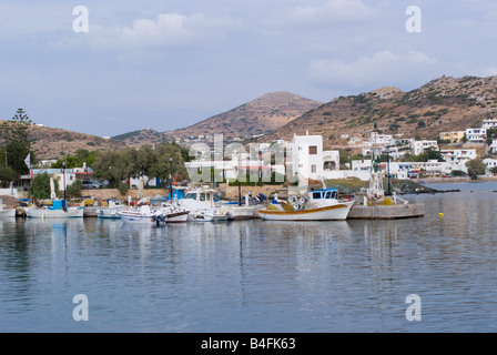 Les bateaux de pêche amarrés dans le port de ville Foinix Ile de Syros Cyclades Grèce Mer Egée Banque D'Images