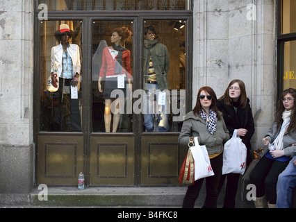 Les filles devant une vitrine de H&M à la Kurfürstendamm, Berlin, Allemagne Banque D'Images