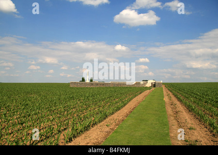 Dans un champ pour les agriculteurs, en face du cimetière de Queens Sheffield Memorial Park, près de Puisieux, France. Banque D'Images