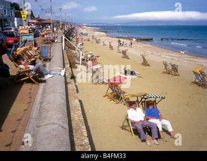 UK Angleterre Île de Wight Shanklin plage gens endormis dans transats Banque D'Images