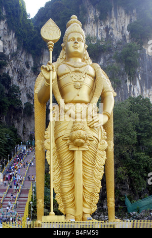 L'IDOLE DE SUBRAMANYA ÉNORME À L'entrée des grottes de Batu À KUALA LUMPUR, MALAISIE Banque D'Images