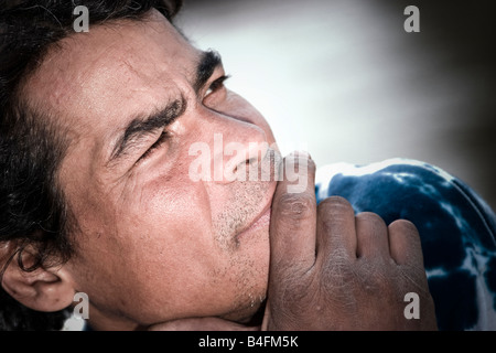 Close up of a young man posing MODEL PUBLIÉ Banque D'Images