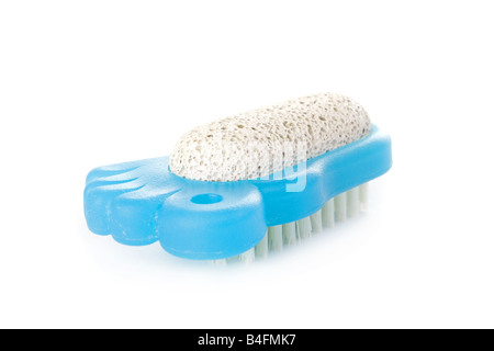 Brosse et pierre ponce pour le soin des pieds isolé sur fond blanc Banque D'Images