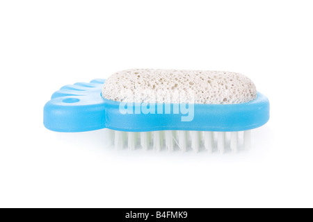 Brosse et pierre ponce pour le soin des pieds isolé sur fond blanc Banque D'Images