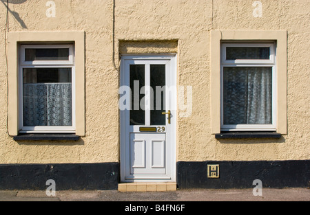 Windows upvc blanc moderne et Porte avant vitrée partie de house UK Banque D'Images