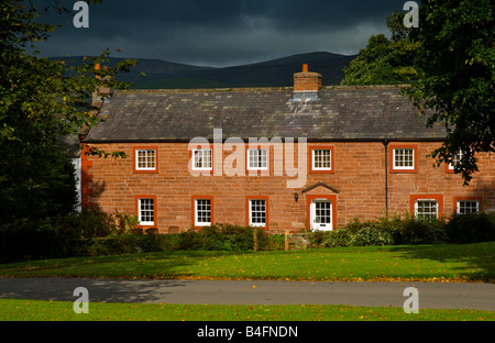 Chambre avec vue sur village de grès vert, dans la région de Dufton, avec croix est tombé dans la distance, Eden Valley, Cumbria, Angleterre, Royaume-Uni Banque D'Images