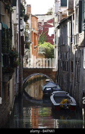 Un canal étroit typique à Venise Banque D'Images