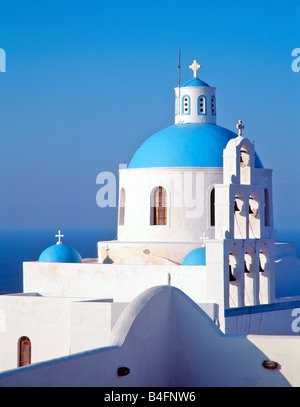 Grèce CYCLADES SANTORIN OIA BEFFROI ET DÔME DE L'ÉGLISE Banque D'Images