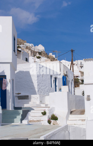 Petite ruelle en blanc les étapes menant à l'église à coupole dans la Chora, île de Serifos Cyclades Grèce Mer Egée Banque D'Images