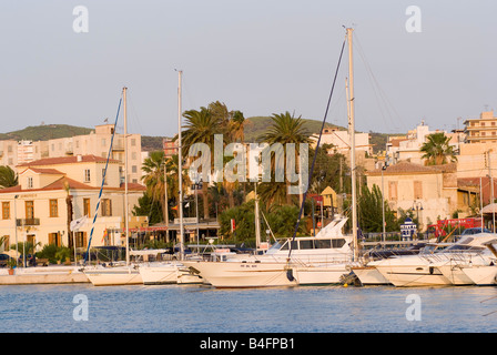 Yachts de luxe et de Croisière au début du matin à Lavrion Port mer Grèce continentale Banque D'Images