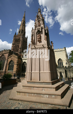 Ville de Coventry, en Angleterre. La réplique moderne de l'original Coventry Cross à Cuckoo Lane, avec l'église Holy Trinity. Banque D'Images