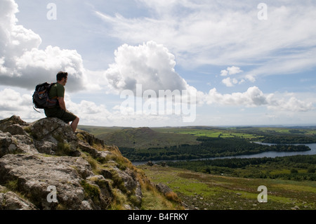 Un marcheur sur le dessus du cuir Tor sur le Dartmoor sur réservoir Burrator Banque D'Images