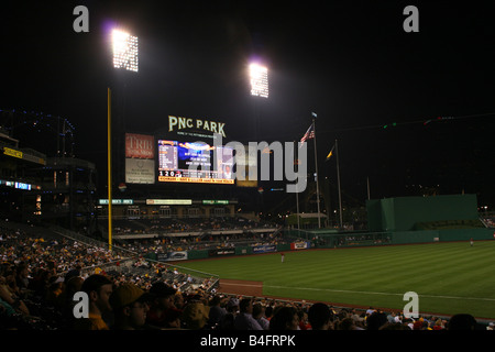 Tableau de bord des PNG & stade au cours d'une nuit, le centre-ville de jeu Pirates de Pittsburgh, Pennsylvanie Banque D'Images