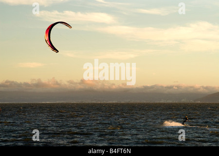 Kite surfer dans la baie de San Francisco Banque D'Images