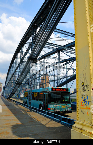 Un Port Authority Bus crosss pont de Smithfield Street, Pittsburgh, Pennsylvanie. Banque D'Images