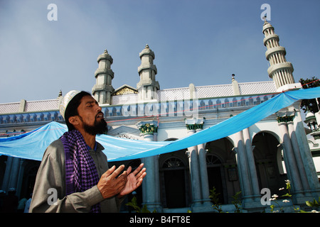 Les musulmans prier à l'extérieur de mosquée à l'occasion de l'Eid al Fitr fin du Ramadan Katmandou Népal Banque D'Images