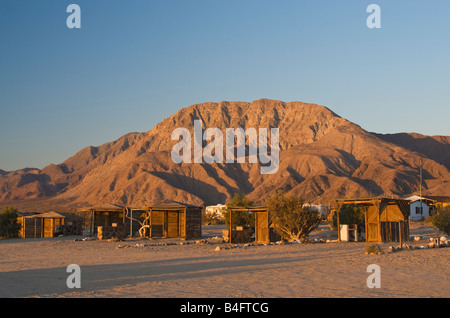 Camping Daggets au lever de Bahia de Los Angeles Baja California au Mexique Banque D'Images