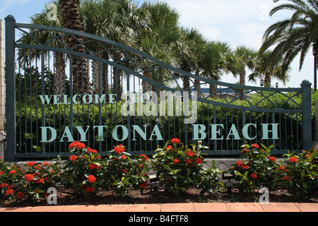 'Bienvenue à Daytona Beach' inscrivez-vous à l'entrée du pont Broadway, Daytona Beach, FL. Banque D'Images