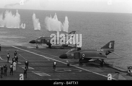 McDonnell Douglas Phantom FG1 s F 4K de la Royal Navy Fleet Air Arm s 892 Sqd à bord du porte-aéronefs HMS Ark Royal au cours d'un exercice naval 1971 Banque D'Images