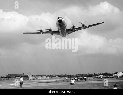 Vickers Viscount avion avion turbopropulseur volant à la CCPE Farnborough Air Show 1958 Banque D'Images