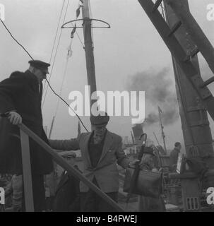 Le dernier voyage du Cutty Sark Décembre 1954 Le capitaine et l'équipage à bord du plateau clipper Cutty Sark en tant qu'elle est remorquée par Tamise remorqueurs à son dernier lieu de repos pour l'affichage de Greenwich à Londres Banque D'Images