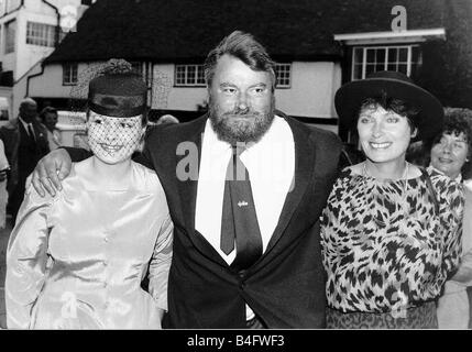 L'acteur britannique brian blessed avec sa femme Hidergarde et fille Rosaline Mirrorpix Banque D'Images