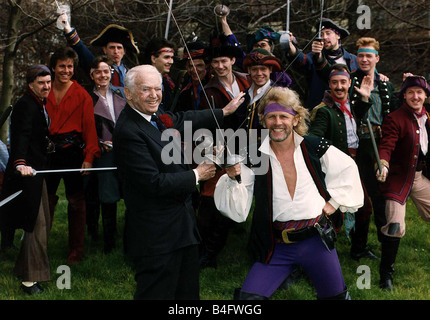 Douglas Fairbanks acteur Junior avec Paul Nicholas et exprimés dans les Pirates de Penzance Mirrorpix Banque D'Images