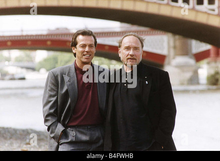 Don Henderson acteur et comédien Leslie Grantham les deux étoiles dans le programme TV le Paradise Club Mirrorpix Banque D'Images