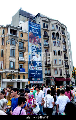 La Place Taksim Istanbul Istiklal Caddesi Beyoglu quartier rue commerçante Banque D'Images