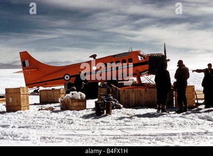 L'expédition Antarctique 1956 Trans 1958 le groupe s avion assis sur la neige que les fournitures sont déchargés 20 janvier 1956 Rencontrez les explorateurs au Pôle Sud membres de l'équipe de tenter la première traversée en surface de l'Antarctique se sont regroupés au Pôle Sud Le Néo-zélandais Sir Edmund Hillary qui a déjà conquis l'Everest est arrivé avec son équipe il y a 17 jours tôt cet après-midi, Sir Edmund s'est félicité de l'équipe britannique dirigée par le Dr Vivian Bunny Fuchs au Pôle Sud les équipes britannique et néo-zélandais sont membres d'une expédition Antarctique Trans du Commonwealth mais déduites des extrémités opposées Banque D'Images