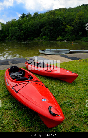 Deux kayaks rouges s'asseoir sur la rive près du lac au parc nord, Pittsburgh, Pennsylvanie. Banque D'Images