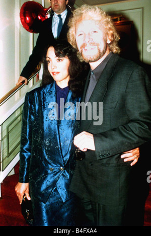 L'acteur Paul Nicholas avec son épouse à l'Ivor Novello Awards à Londres MSI Mirrorpix dbase Banque D'Images