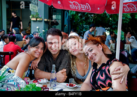 Les étudiants de l'université de Galatasaray Istanbul Cukurcuma trimestre près de la rue commerçante Istiklal Caddesi Beyoglu terrasse bar bistro cafe Banque D'Images